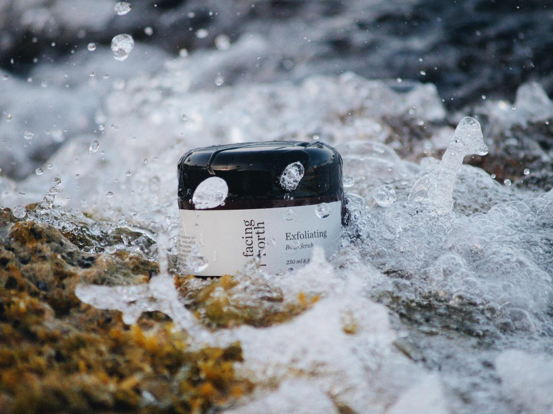 Upptäck Hemligheten till Silkeslen Hud med Vår Exfolierande Kroppsskrubb